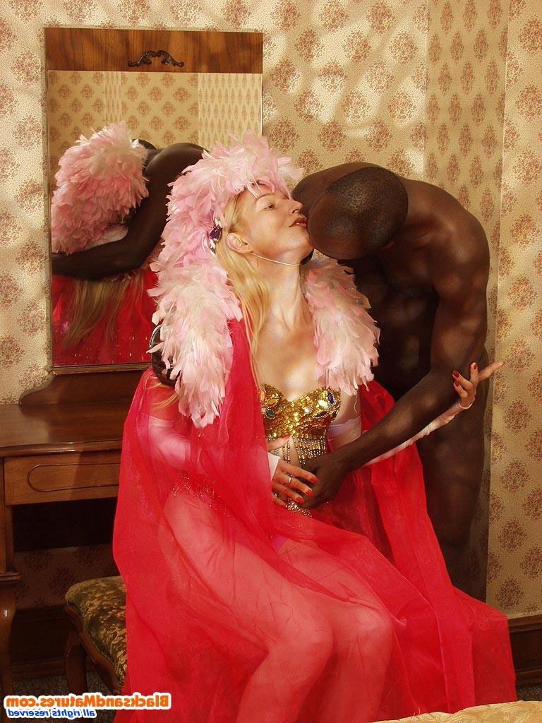 15P Lucky older mature white mommy seduced strong black man