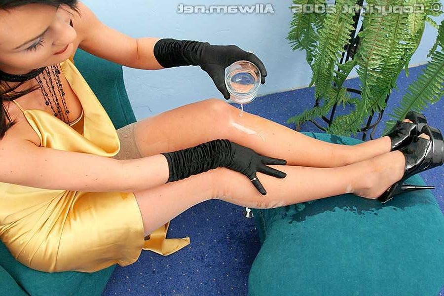 15P Babe pouring water all over her long stockinged legs