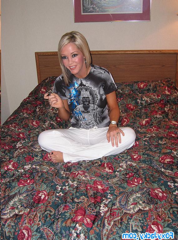 16P Amateur girl gets naked in a hotel room and masturbates