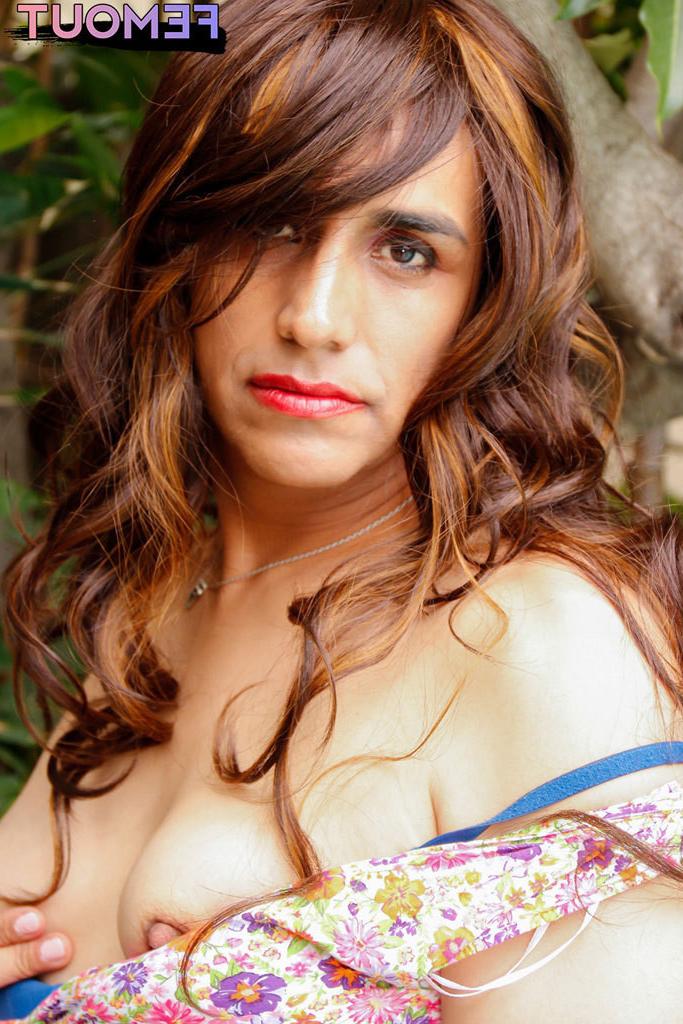 15P Latina-Transe im Kleid