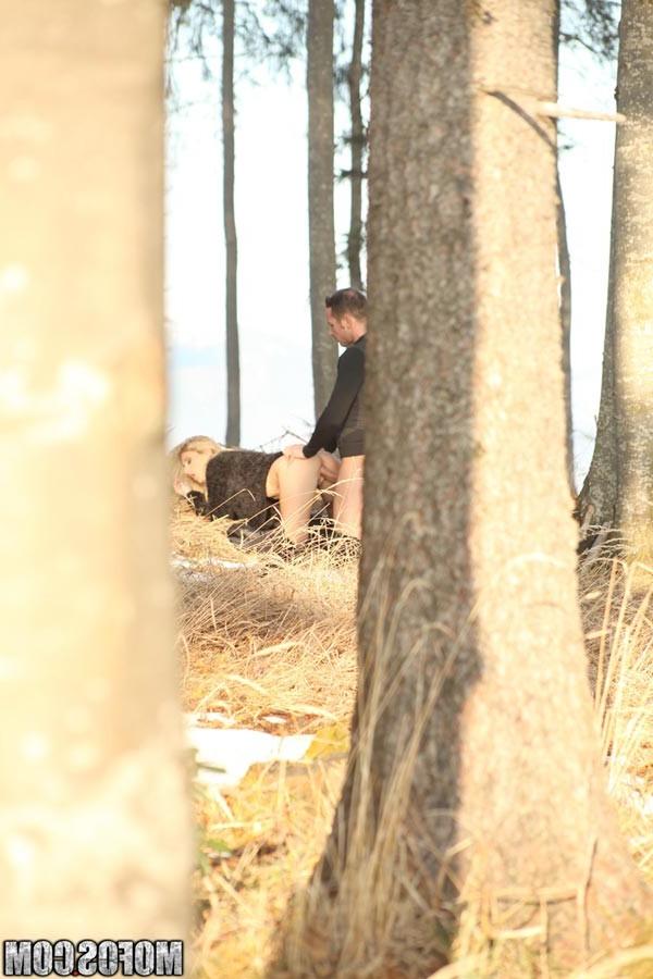 15P Hot couple fucking in hungarian Hill while a apy catch them