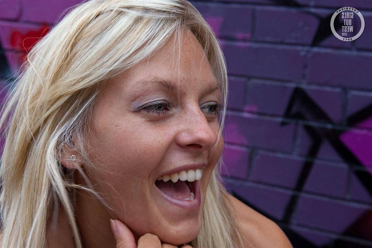 16P Blonde Australian amateur Leigh getting nude in a public laneway