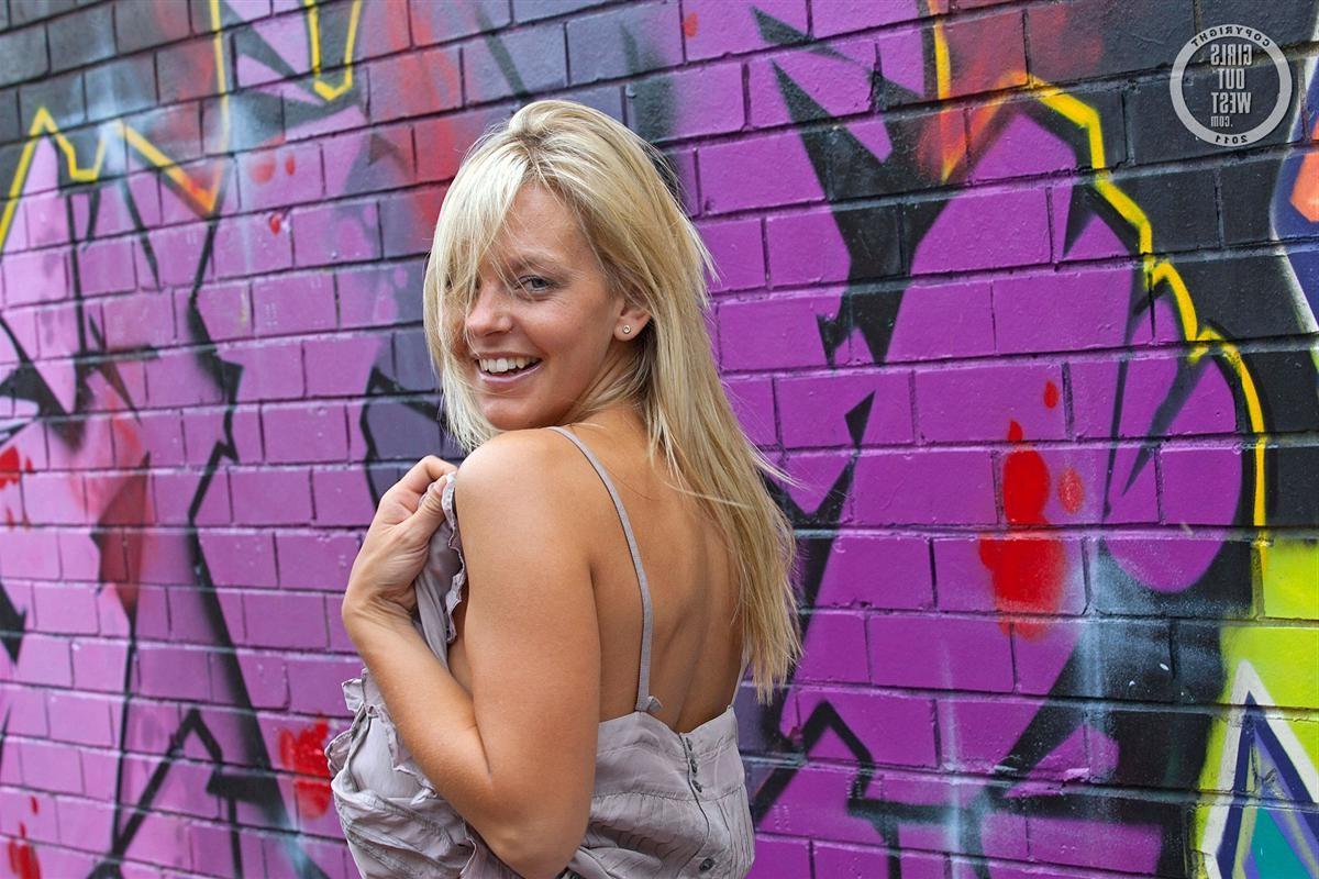 16P Blonde Australian amateur Leigh getting nude in a public laneway
