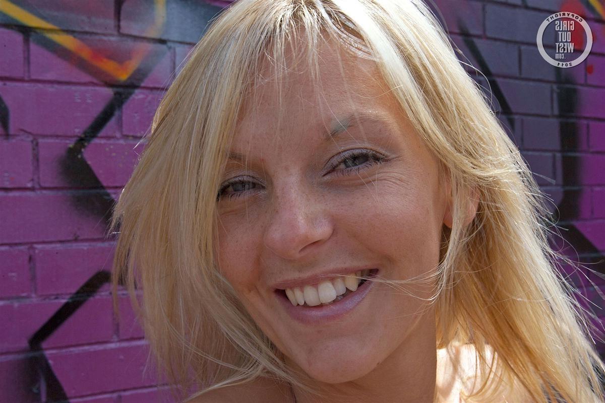 16P Blonde Australian amateur Leigh getting nude in a public laneway