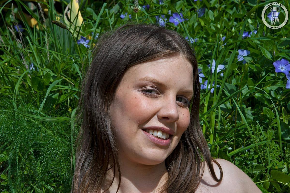 16P Australian amateur reveals hers puffy pink pussy lips outdoors