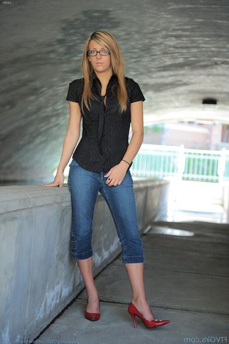 15P Luscious Leslie shows her perfect body outside
