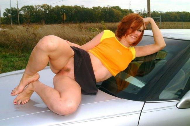15P Amateur on car showing pussy