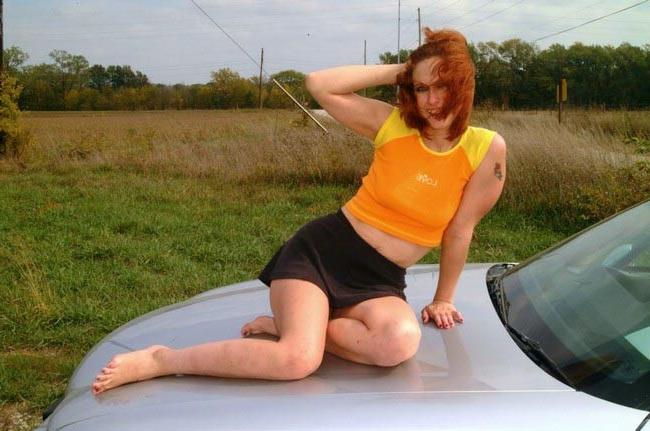 15P Amateur on car showing pussy