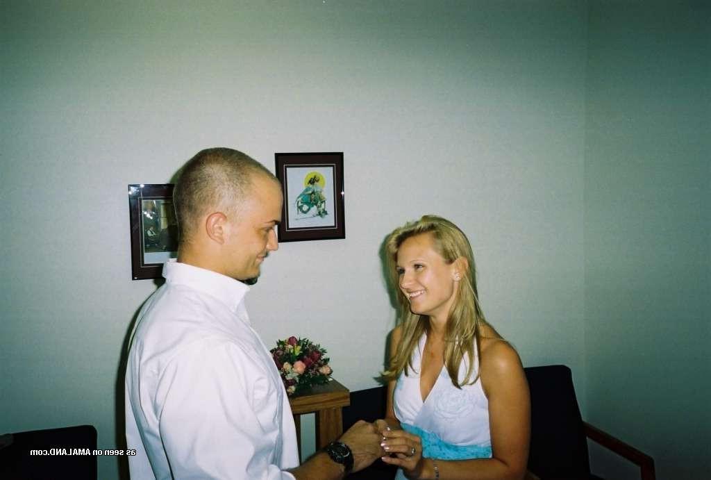 15P Perky blonde amateur newlywed poses on honeymoon