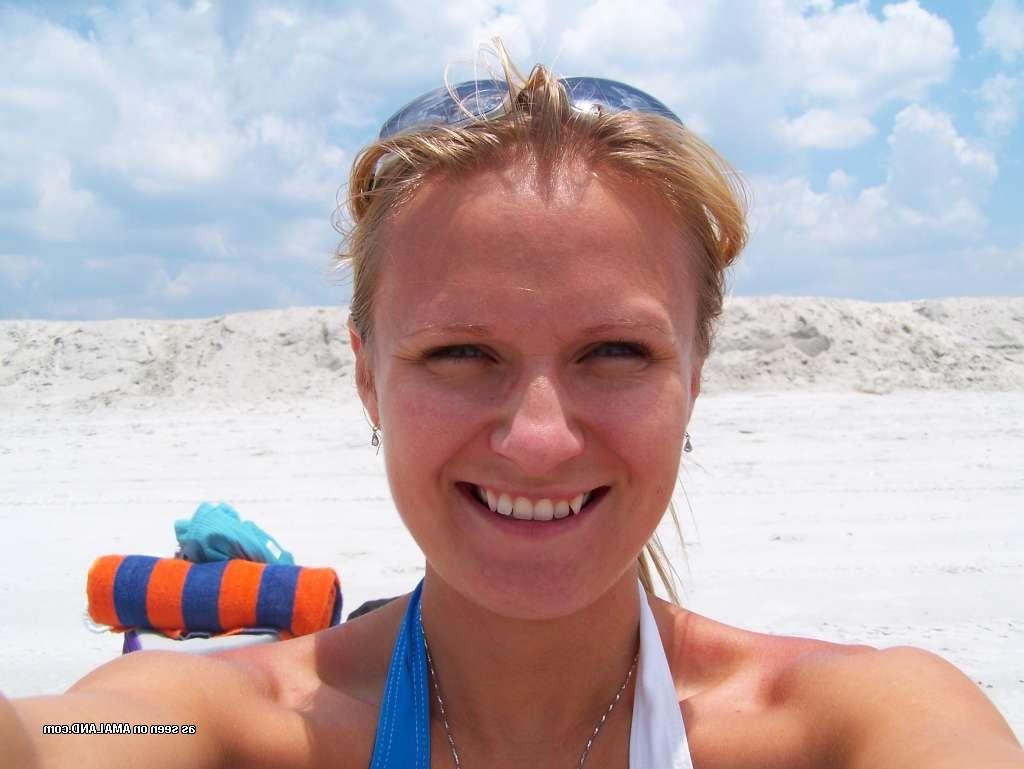 15P Perky blonde amateur newlywed poses on honeymoon
