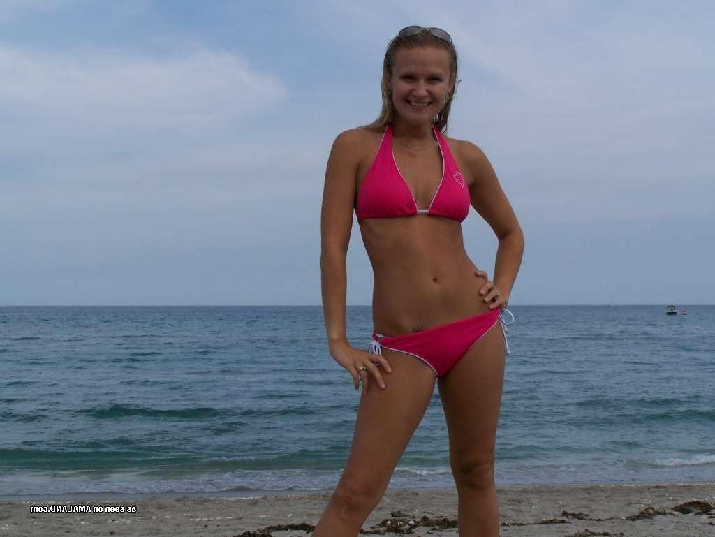 15P Perky blonde amateur newlywed poses on honeymoon