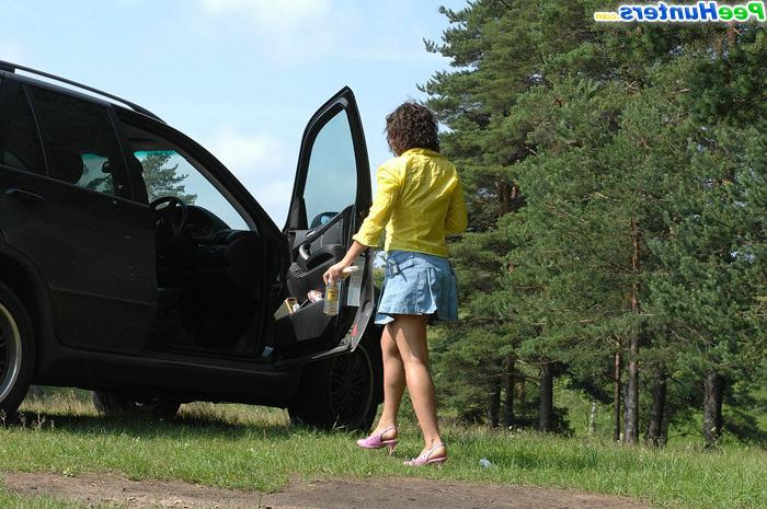 16P Girlie stops her car in woods to take a quick leak