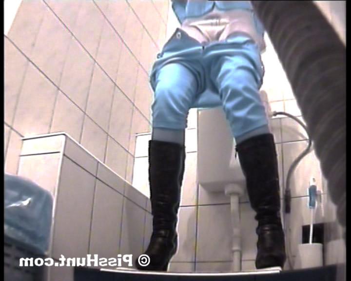 14P Pissing hottie squatted right over voyeur camera