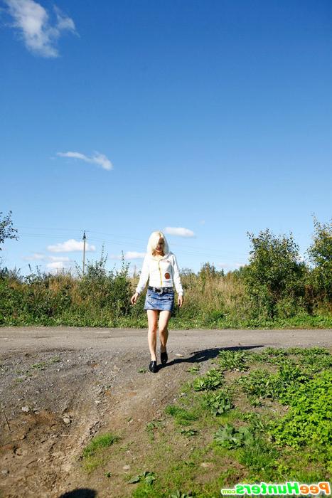 16P Blonde cutie tinkles on the shoulder of country road