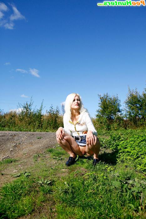 16P Blonde cutie tinkles on the shoulder of country road