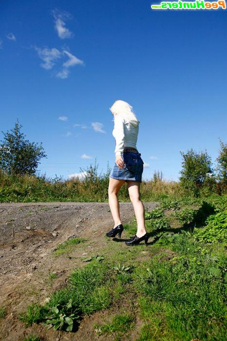 16P Blonde cutie tinkles on the shoulder of country road