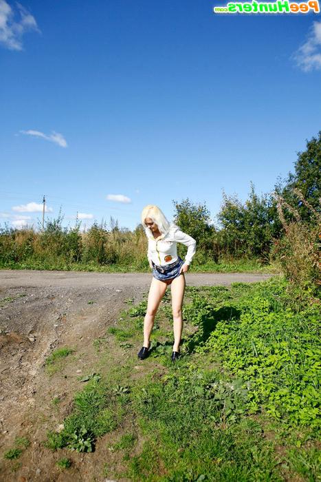 16P Blonde cutie tinkles on the shoulder of country road