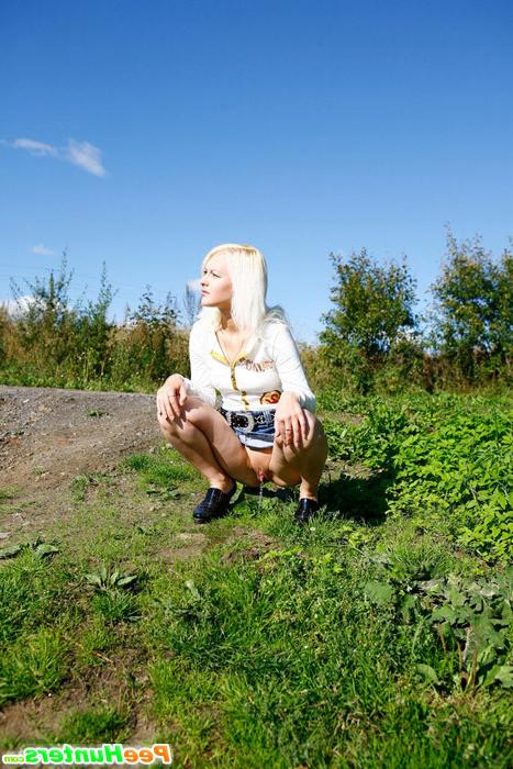 16P Blonde cutie tinkles on the shoulder of country road