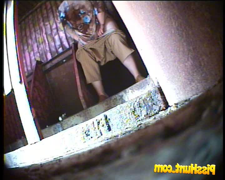 14P Girl and oldie exposed to spy cam in public loo 