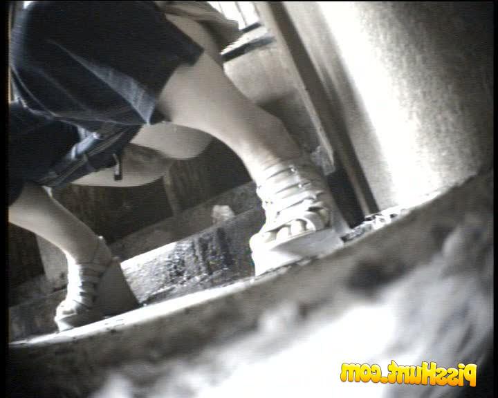 14P Old and young pissers peeing in front of spy cam 