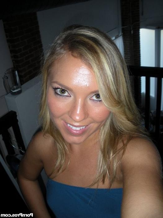 12P Blonde College Dorm Whore Blowjob 