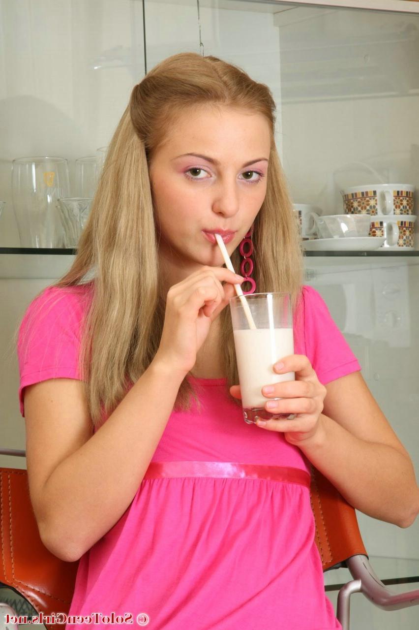 15P Shy teen girl gets herself off on cam
