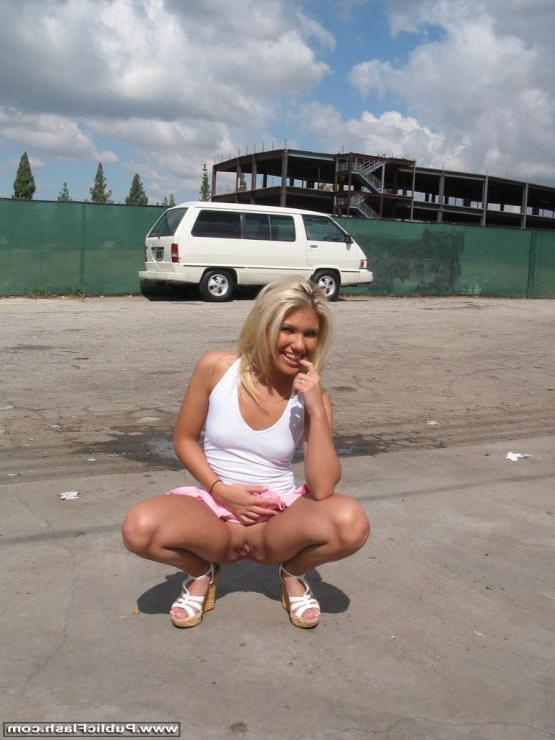 16P Flashing cute bare ass upskirts attracts attention all over town