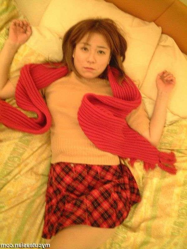 16P Shy japanese schoolgirl shows her nice tits