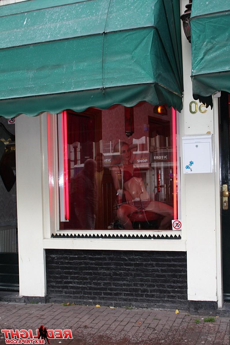 14P Sextourist wird zu seiner im Voraus gebuchten Teenager-Fensternutte geführt