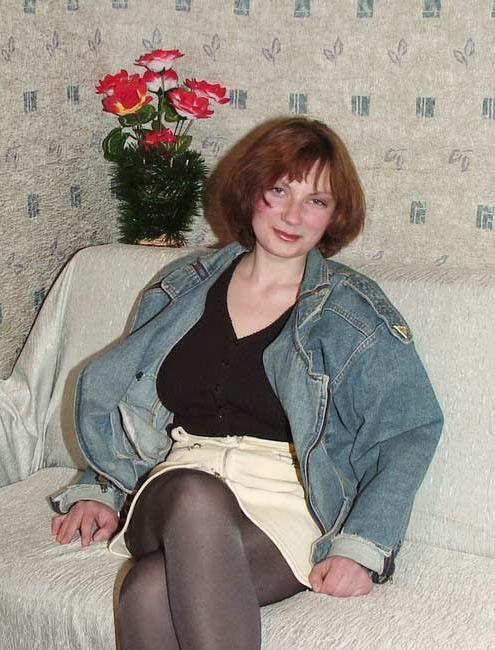 16P Busty redhead showing hooters