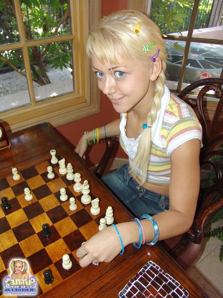 16P Two blonde girlfriends are playing a sexy game
