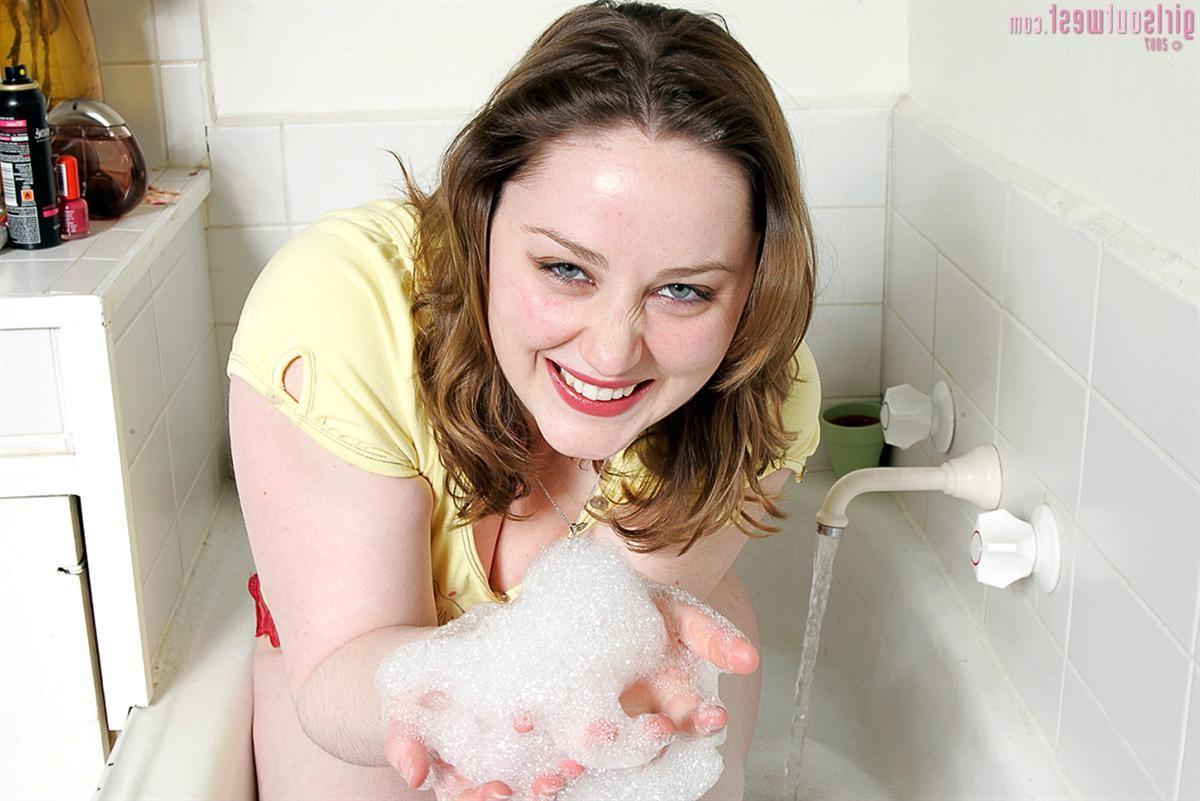 16P Busty Australian amateur Paula takes a bubble bath