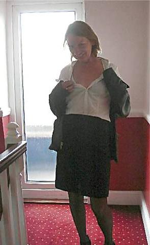 14P Sexy mature lady does hotel strip