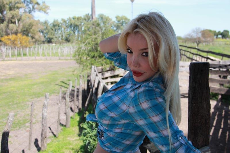 12P Busty blonde tranny Ana Mancini posing as a sexy country girl