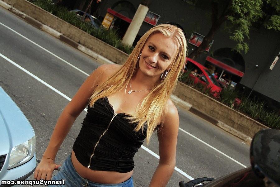 20P Yago met up with her by the shop and took her back to his place. Knowing the glo