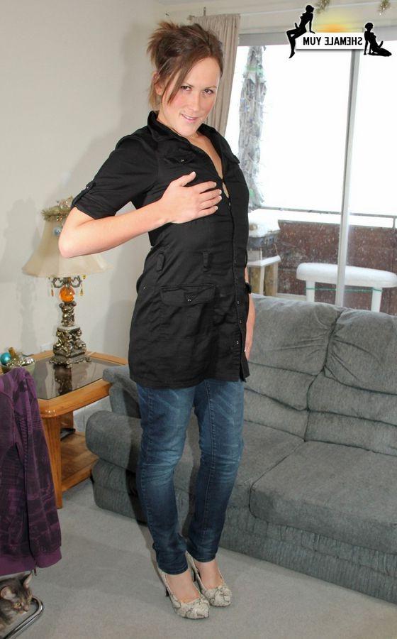16P Naughty Canadian Shemale Hottie Does A Strip Tease