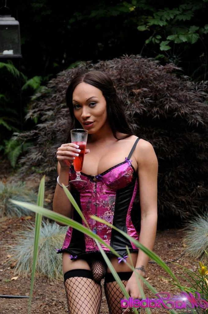 16P Hot shemale posing in the woods