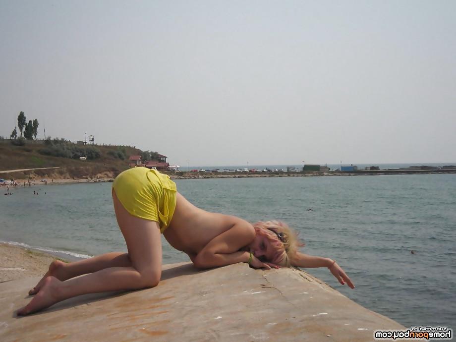 10P Amateur couple outside