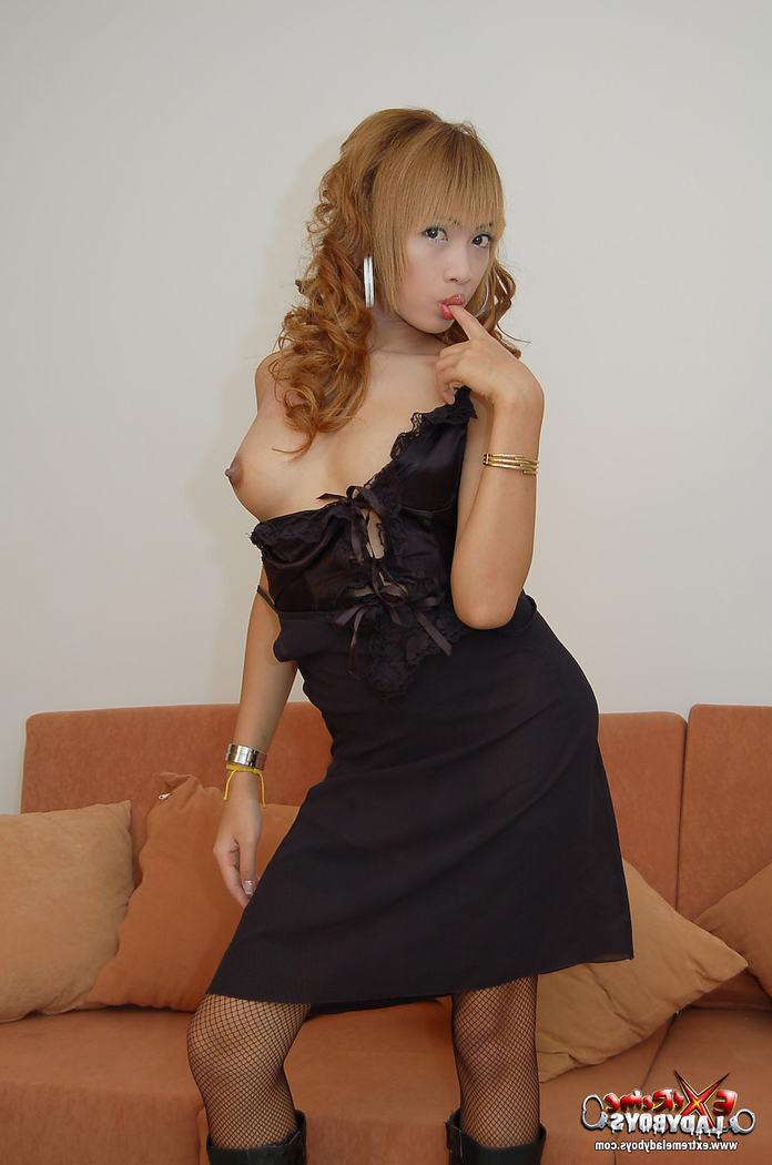15P Lucky tourist getting his share of ladyboy cock