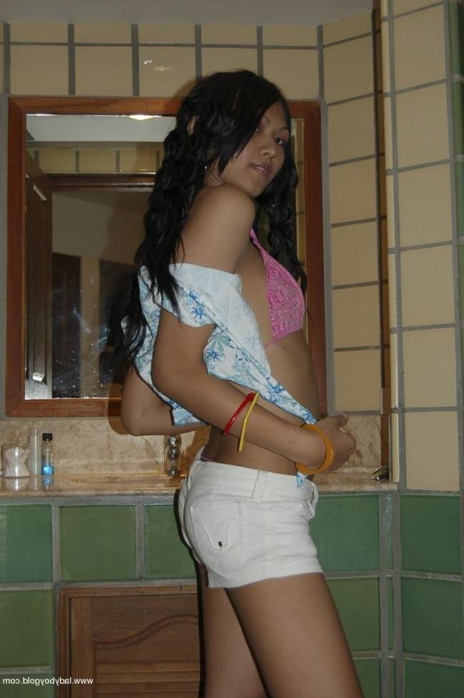 15P naughty thai hooker exposing her shemale cock