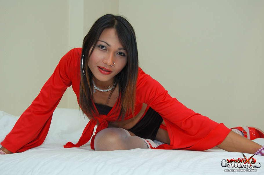 14P Tall ladyboy hooker taking it deep to please her client
