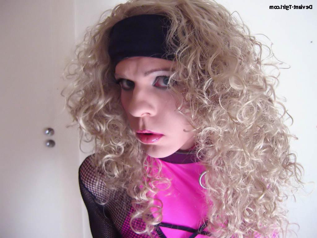 16P Tranny Hooker in pink flashing her suckable toy