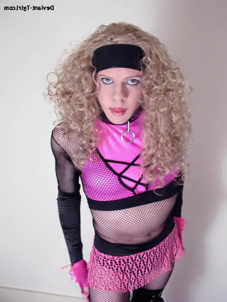16P Tranny Hooker in pink flashing her suckable toy