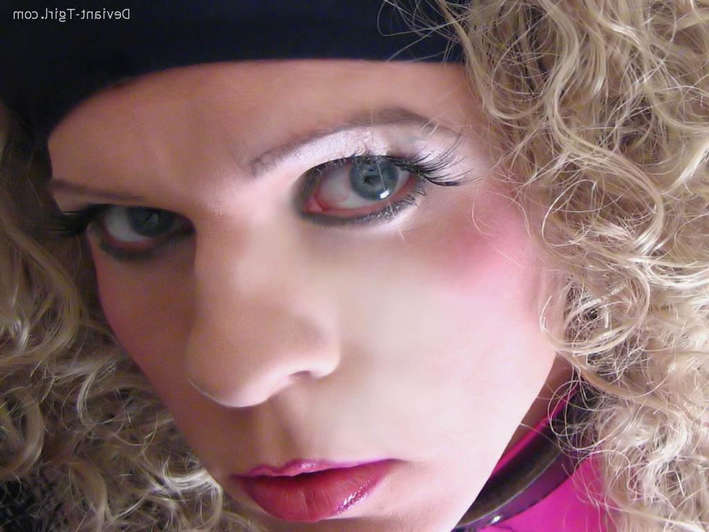 16P Tranny Hooker in pink flashing her suckable toy