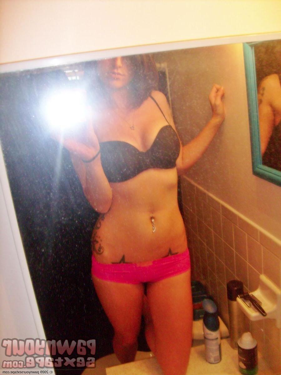 15P Hot hun Layla take some hot as fuck pics at home with her BF