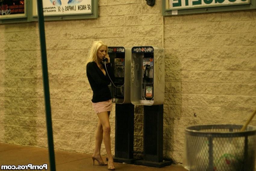 16P blonde chick kissing with her bf in the car park