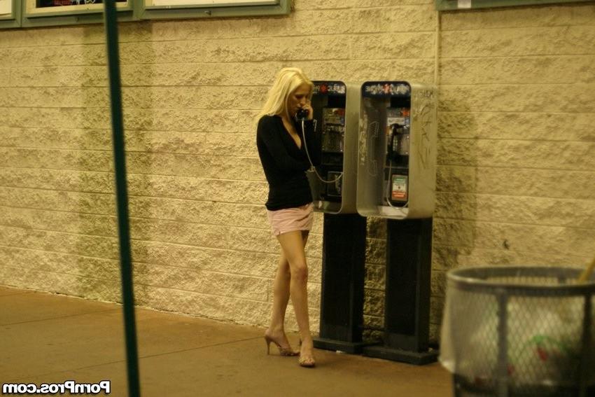 16P blonde chick kissing with her bf in the car park