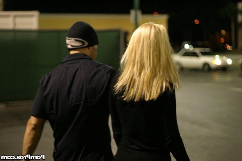 16P blonde chick kissing with her bf in the car park