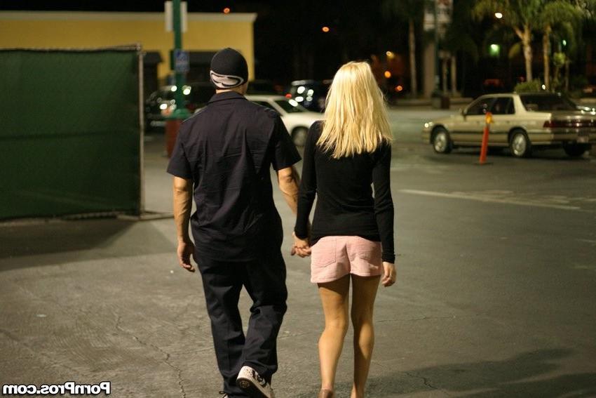 16P blonde chick kissing with her bf in the car park