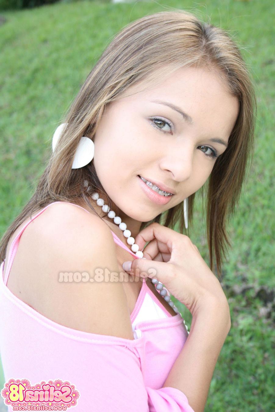 12P Come on over and watch sexy Selina18 do it all for you